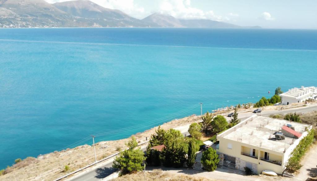 Panoramic view of the house and the sea.